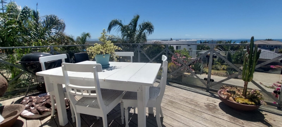 4 Bedroom Property for Sale in Wavecrest Eastern Cape